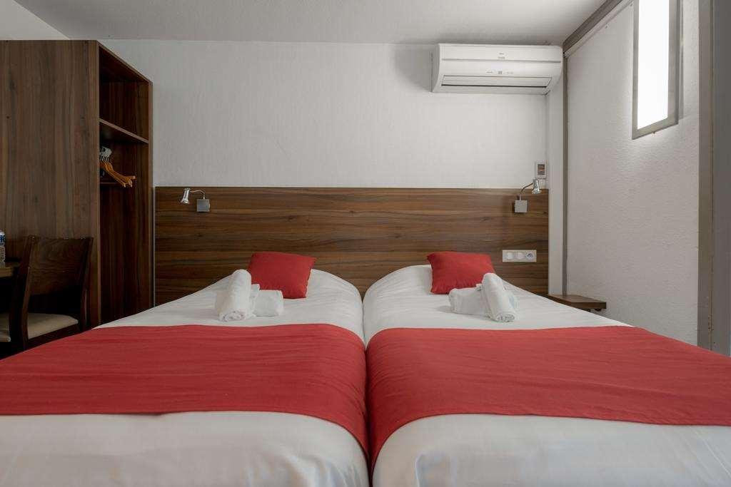 Brit Hotel Plaisance A9/A61 Narbonne Ruang foto